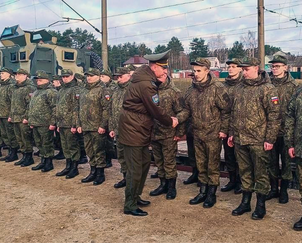 3 - Фотографии с места встречи российских военных после прибытия и разгрузки воинского эшелона №961 на станции Озерище