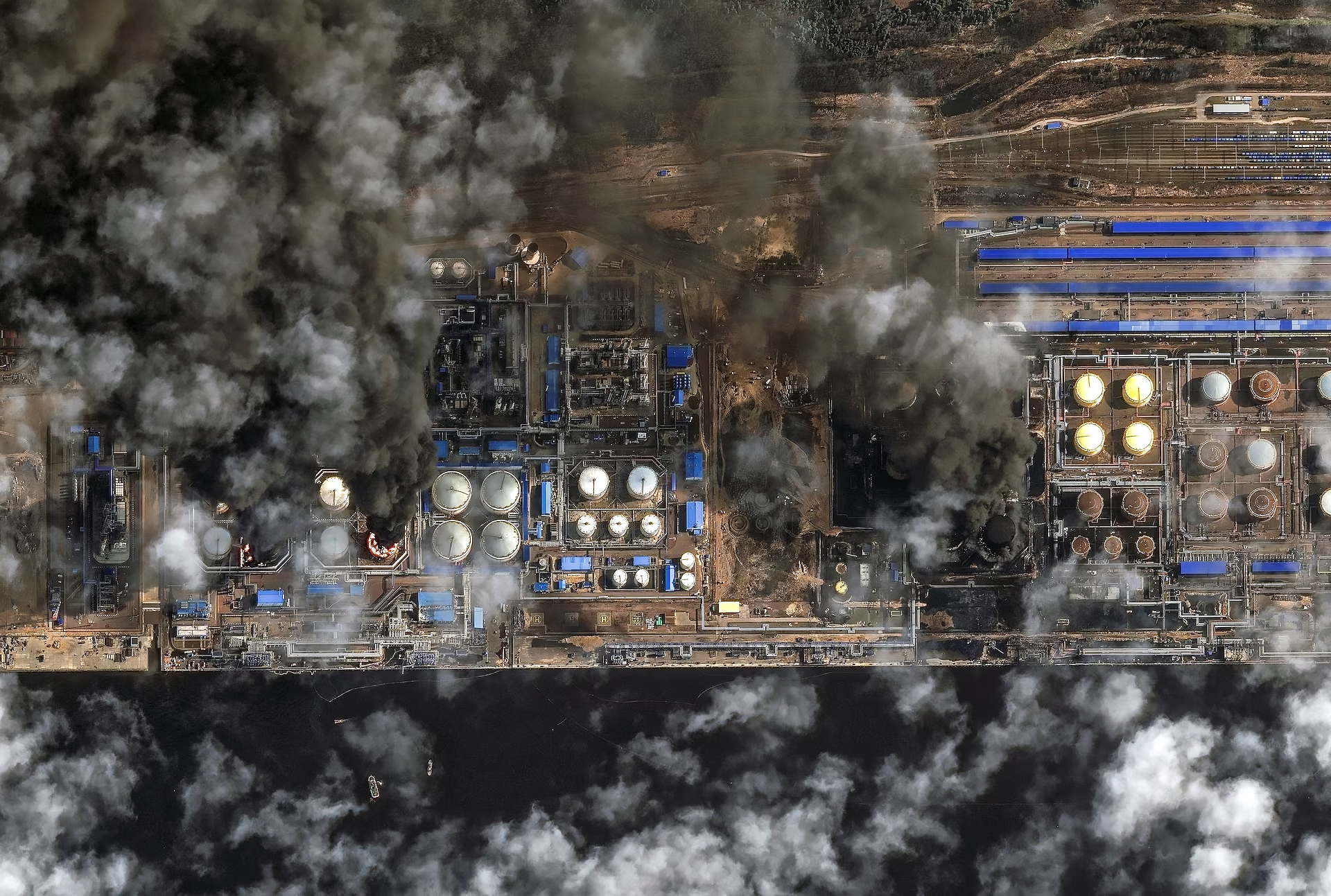 2_Спутниковые снимки от 29 марта 2026 года, фиксирующие последствия атак БПЛА на портовую инфраструктуру Усть-Луги. Источник: Reuters.